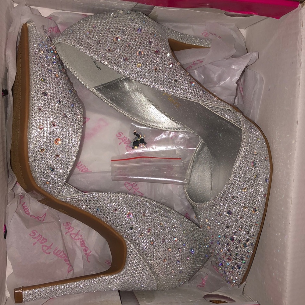 NEW🥂SILVER RHINESTONE HEELS😍 Make your OFFER💕